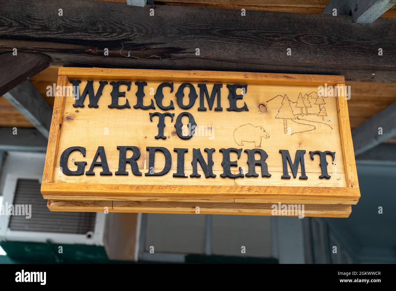 Cartello in legno - Benvenuti a Gardiner Montana, una città d'ingresso al Parco Nazionale di Yellowstone Foto Stock