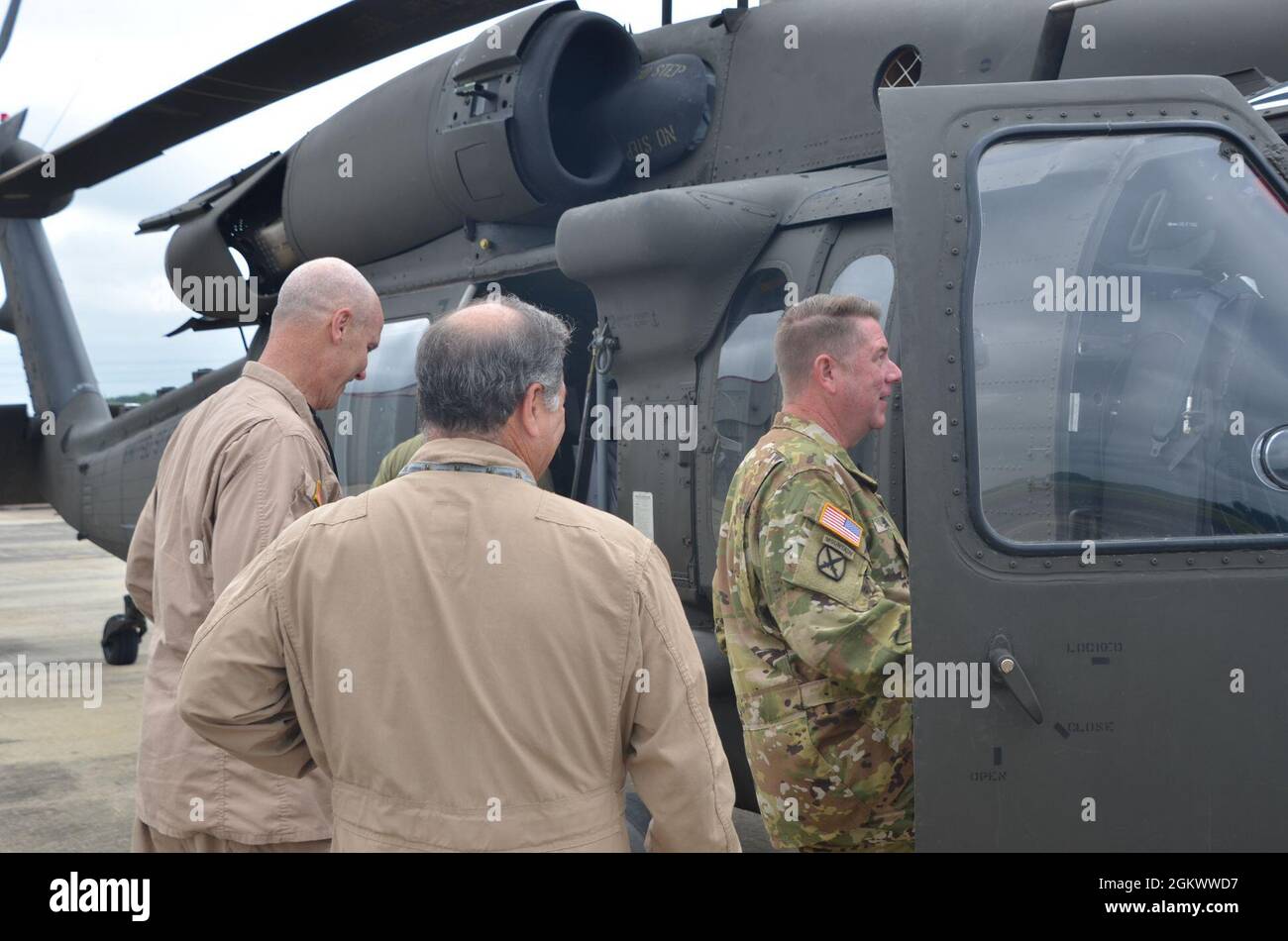 Il Gen. Todd Hunt, a destra, l'Adjutant Generale della Carolina del Nord e presidente del Consiglio di preparazione dell'aviazione della Guardia Nazionale dell'Esercito, entra nell'abitacolo di un elicottero Black Hawk della UH-60V all'Huntsville, al. Aeroporto Internazionale Luglio 13 per un volo dimostrativo dell'aeromobile. Ad assistere Hunt con il volo ci sono i piloti Greg Shirley, a sinistra, e Chuck Landing. Hunt e diversi alti ufficiali dell'aviazione della Guardia Nazionale dell'Esercito erano a Huntsville per ricevere un aggiornamento informativo sul programma UH-60V prima che l'aeromobile diventi parte della flotta ARNG, con il primo aereo in programma di essere fielde Foto Stock