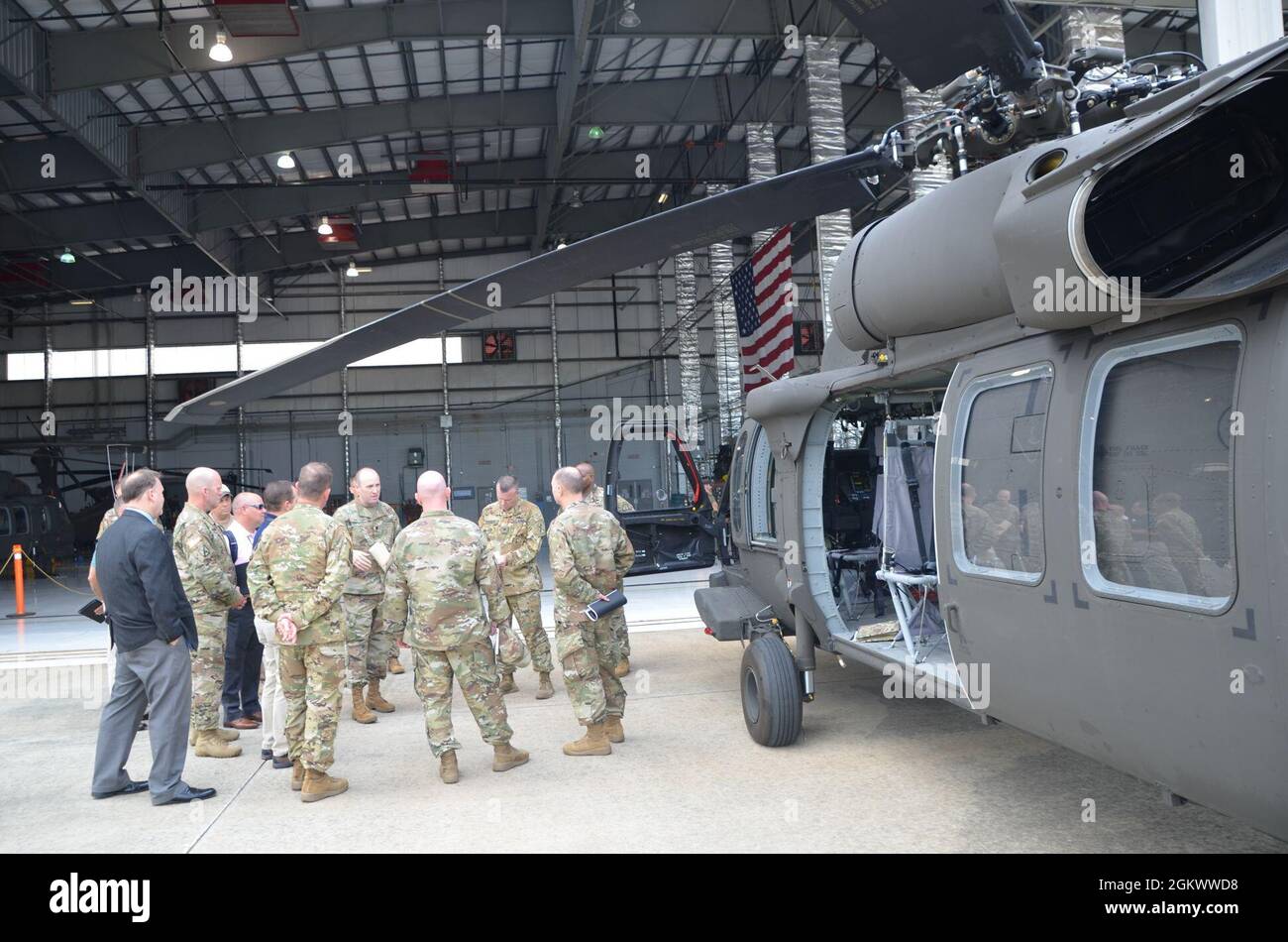 Dan Thetford, Center, Product Manager per l'elicottero nero UH-60V, discute delle capacità dell'aeromobile con diversi funzionari dell'aviazione dello stato di Huntsville, al. Aeroporto Internazionale Luglio 13. Diversi alti ufficiali dell'aviazione della Guardia Nazionale dell'Esercito sono stati a Huntsville per ricevere un aggiornamento informativo sul programma UH-60V prima che l'aeromobile diventi parte della flotta ARNG, con il primo aereo che si prevede di essere consegnato l'ultima settimana di luglio. L'UH-60V, un modello UH-60L retrofit, include molti aggiornamenti, in particolare un cockpit in vetro modernizzato simile a quello dell'UH-60M. Foto Stock