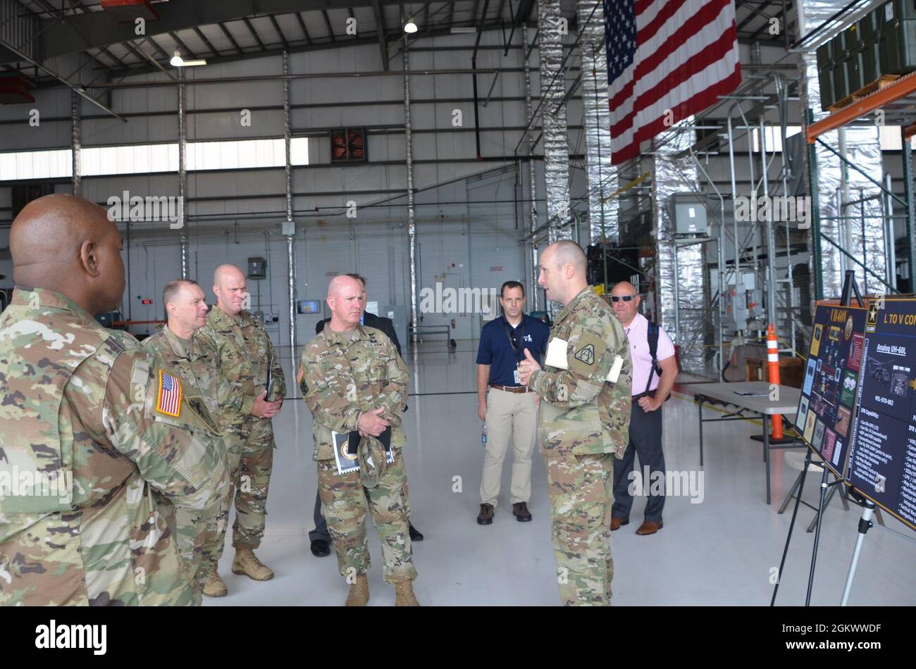 Dan Thetford, Right, Product Manager per l'elicottero nero UH-60V, fornisce una panoramica delle capacità dell'aeromobile di Briga. Gen. Andy Chevalier, centro, comandante della componente terrestre, Guardia Nazionale dell'Isola di Rohde, e diversi ufficiali dell'aviazione di stato a Huntsville, al. Aeroporto Internazionale Luglio 13. Chevalier e altri ufficiali dell'aviazione della Guardia Nazionale dell'Esercito senior erano a Huntsville per ricevere un aggiornamento informativo sul programma UH-60V prima che l'aeromobile diventi parte della flotta ARNG, con il primo aeromobile che dovrebbe essere consegnato l'ultima settimana di luglio. La UH-60V, un retrofit Foto Stock