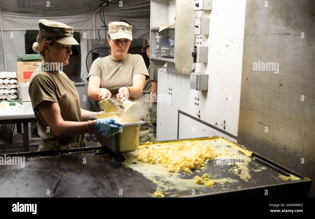 Personale Sgt. Cassidy Baschke e Sgt. Paige Baschke, G-Co., 29th Brigade Support Battaglione, Arizona Army National Guard, lavorano insieme per preparare uova strapazzate preparate al momento per la distribuzione a 584 soldati della Guardia Nazionale dell'Arizona Army sparsi in tutto Camp Navajo, Bellemont, Ariz., il 14 luglio. La 92Gs, Food Service Specialists, G-Co., ha recentemente concluso come secondi classificati nel Philip A. Connelly Award Competition, un Department of Defense Competition per vedere chi sono i migliori Food Service Specialist dell'esercito. Foto Stock