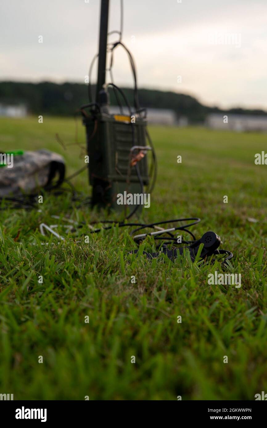 Un sistema radio AN/PRC 160 si trova in un campo durante il concorso ad alta frequenza (HF) della Divisione Marina 2d a Camp Pendleton, Va., 13 luglio 2021. La concorrenza ha migliorato le capacità e le capacità di trasmissione HF per preparare i Marines ai futuri conflitti di spedizione in cui l'area è contestata o degradata. Foto Stock