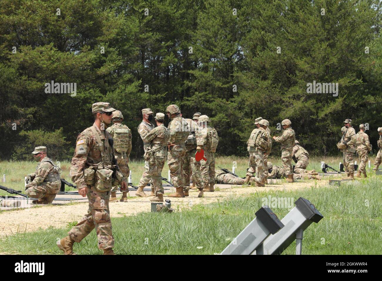 Allenatori/formatori dell'osservatore dell'esercito degli Stati Uniti con la 181a Brigata di addestramento multifunzionale, osservano la formazione pre-spiegamento per la 645a Inland Cargo Transportation Company a Fort McCoy, Wis., 13 luglio 2021. OC/Ts addestrano e osservano le unità dell'Esercito degli Stati Uniti prima della loro implementazione. Foto Stock