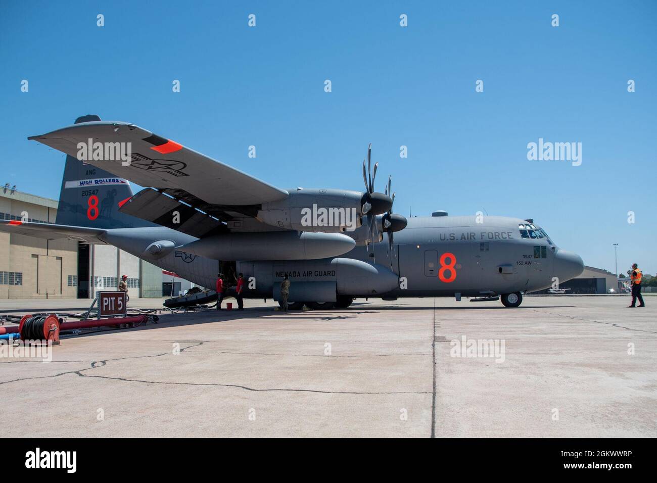 Air National Guard C-130, MAFFS 8 di Reno, Never. È stata caricata con ritardante il 13 luglio 2021, presso la base di AUTOCORPOMPIERI Air Tanker, McClellan Park, California. L'aereo dotato di Air Force C-130 MAFFS, come richiesto dal National Interagency Fire Center e approvato dal Segretario della Difesa, offrono capacità di estinzione uniche. Foto Stock