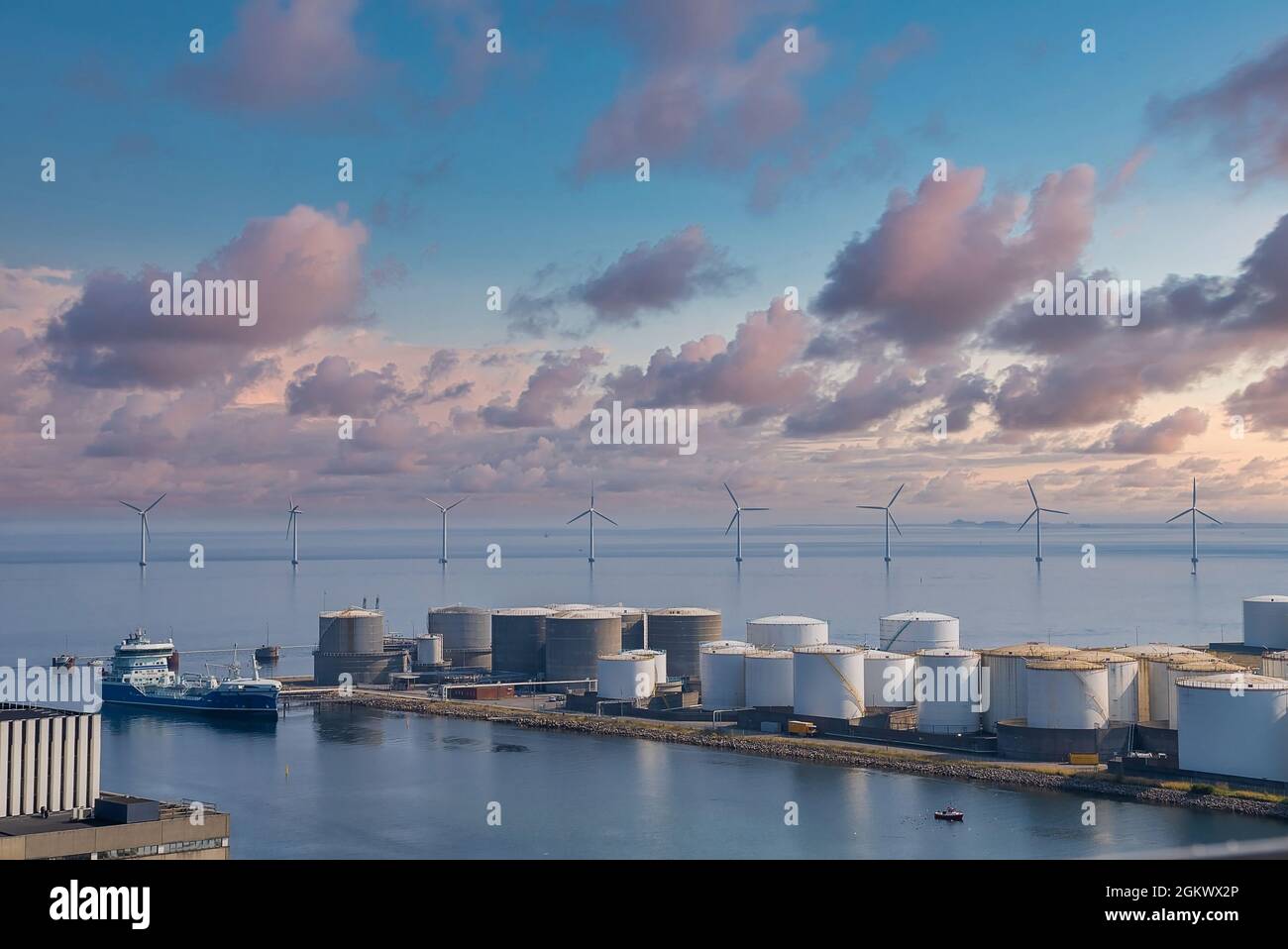 Centrale elettrica Waste-to-Energy di Copenaghen con area sciistica sul tetto Foto Stock