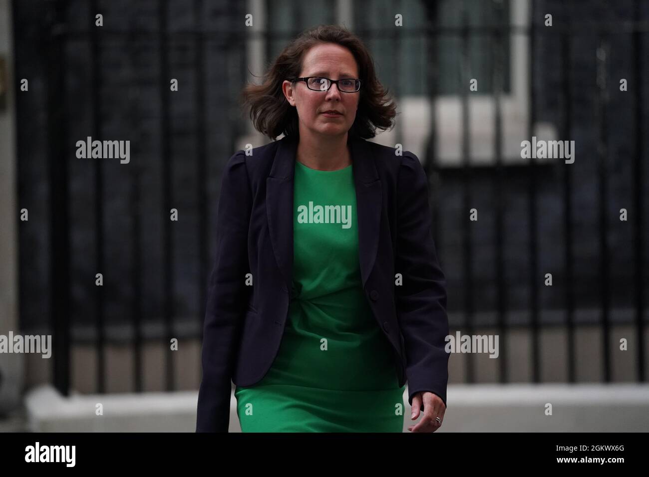 La baronessa Evans, che rimarrà leader della House of Lords e del Lord Privy Seal, lascia Downing Street, Londra, mentre il primo ministro Boris Johnson rielegge il suo gabinetto per nominare un team 'Trong and united'. Data foto: Mercoledì 15 settembre 2021. Foto Stock