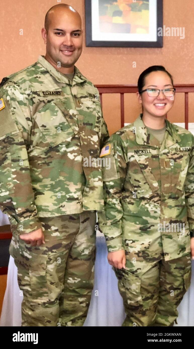 Brigade Strength Manager 2nd Lt. Marcos Lozano (ora i Lt.), 1st Armored Brigade Combat Team 'IRONHORSE', 1st Cavalry Division, E il 2 Lt. Lindsey Nickell (ora 1 Lt.), un agente delle risorse umane brigata con 188th Brigade Support Battaglione, 18th Field Artillery Brigade, riunite per una foto a Fort Bliss, Texas, 2018 maggio. Entrambi gli ufficiali erano precedentemente arruolati, dispiegati in Kuwait insieme ed erano una classe a parte nella scuola candidata ufficiale (OCS). "È sempre disponibile e dedicherà tempo in più per garantire che tutte le domande vengano risposte", ha affermato Nickell. Lozano sta conducendo operazioni di ridistribuzione nei pressi del Th Foto Stock
