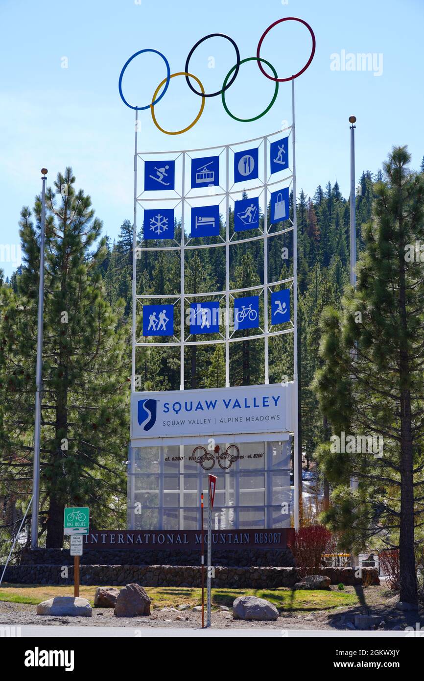 SQUAW VALLEY, CA -12 Apr 2021- Vista della Squaw Valley, una stazione sciistica in California sito delle Olimpiadi invernali del 1960. E 'stato rinominato Palisades Tahoe i. Foto Stock