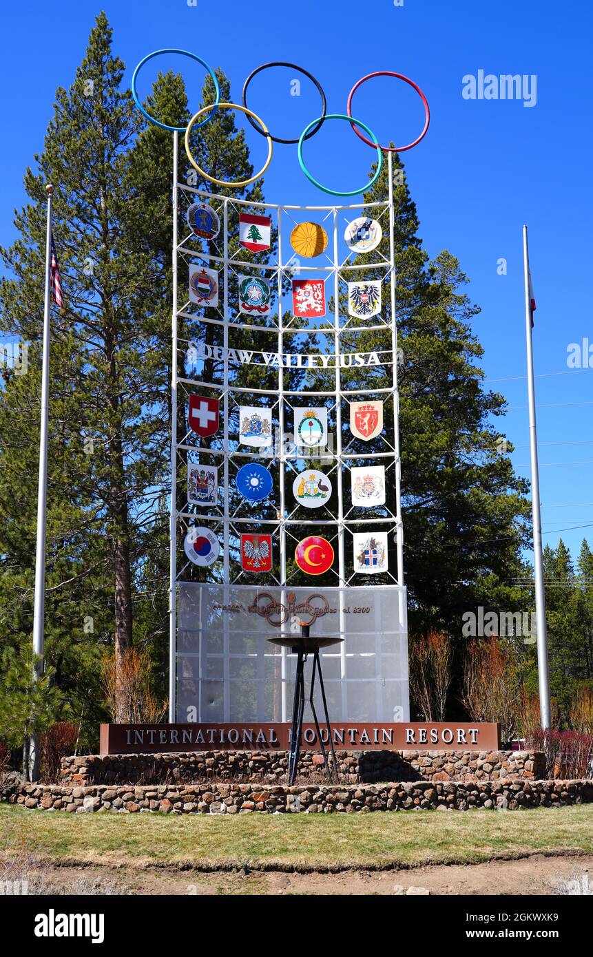 SQUAW VALLEY, CA -12 Apr 2021- Vista della Squaw Valley, una stazione sciistica in California sito delle Olimpiadi invernali del 1960. E 'stato rinominato Palisades Tahoe i. Foto Stock