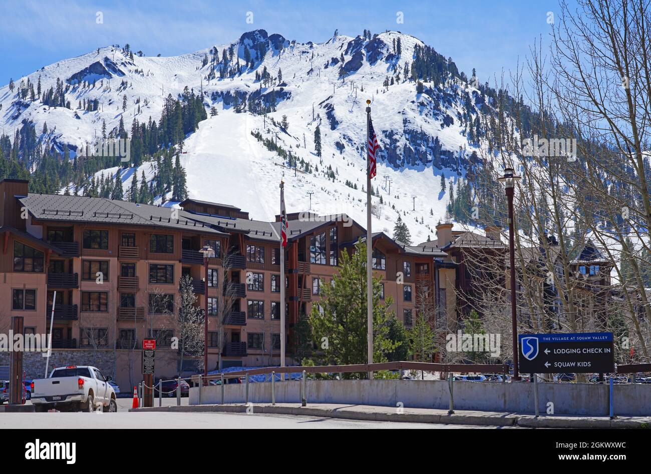 SQUAW VALLEY, CA -12 Apr 2021- Vista della Squaw Valley, una stazione sciistica in California sito delle Olimpiadi invernali del 1960. E 'stato rinominato Palisades Tahoe i. Foto Stock