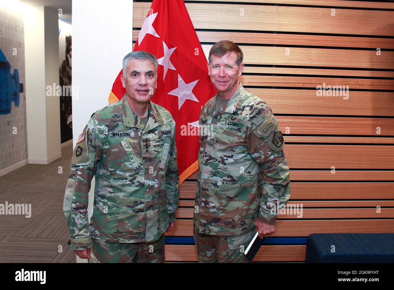 Il Gen. Paul Nakasone, comandante del Cyber Command degli Stati Uniti, direttore della National Security Agency e capo del Central Security Service (a sinistra), incontra il Gen. Stephen G. Fogarty, comandante del Cyber Command dell'Esercito degli Stati Uniti, (ARCYBER) durante una visita e una serie di briefing con i leader ARCYBER presso la sede del comando a Fort Gordon, GA., 14 luglio 2021. Foto Stock