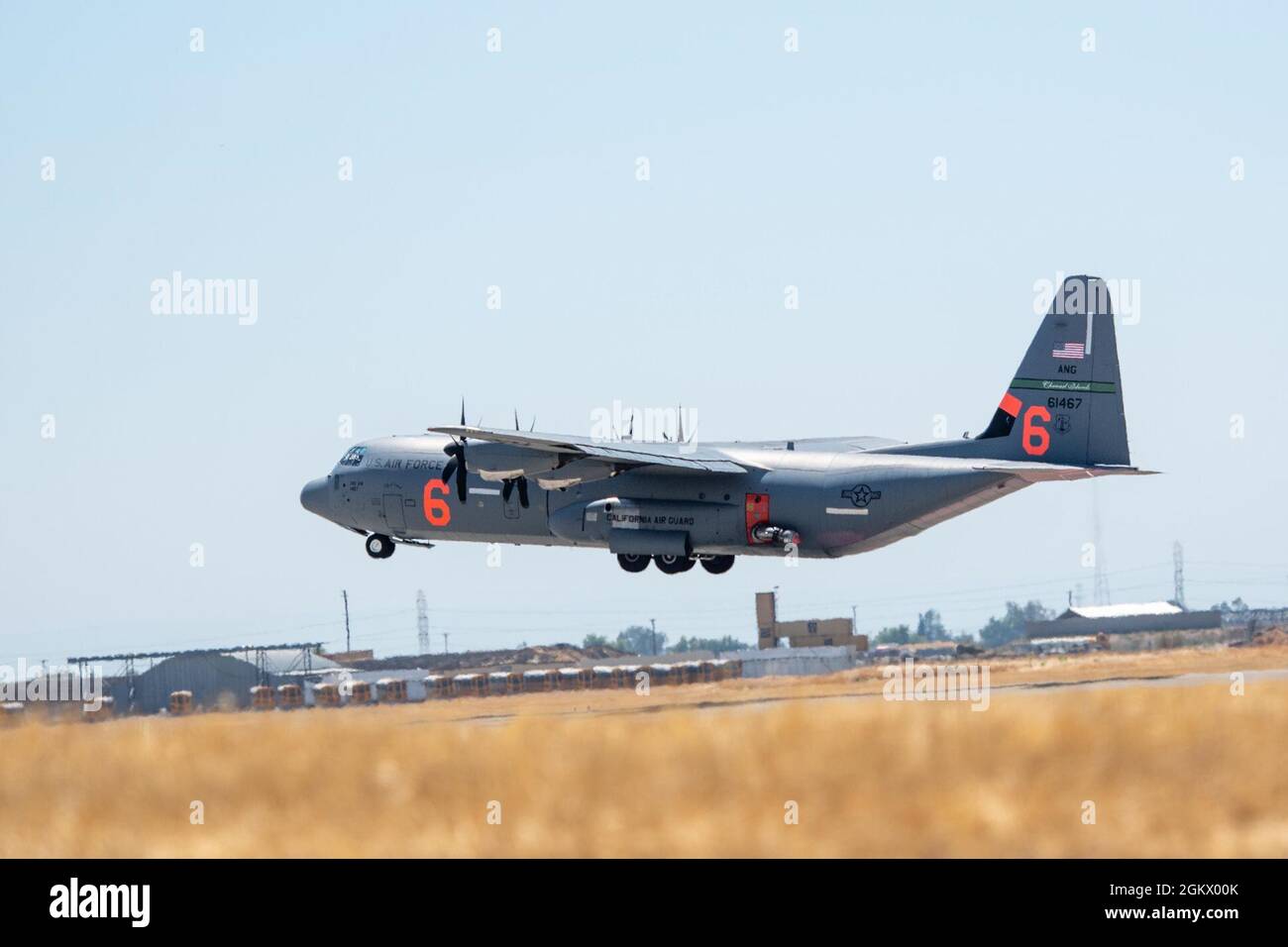 Air National Guard C-130, MAFFS 6 out of Channel Islands, California, lancia il 14 luglio 2021, dalla base dei Tanker Air di CAL FIRE, McClellan Park, California, l'USDA Forest Service ha attivato l'aeromobile Air Force C-130 dotato di MAFFS attraverso una richiesta di assistenza DoD e l'aeromobile è in funzione da McClellan dal 26 giugno. I team dell'Air Force MAFFS sono gestiti dal 153esimo gruppo di spedizione aerea della First Air Force (Air Forces Northern). Foto Stock