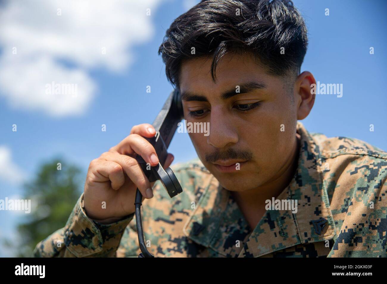 CPL del corpo marino degli Stati Uniti. Abran Santossantibanez, nativo di Porterville, California, e un operatore di sistemi di trasmissione con Headquarters Battery, decimo Regiment marino, 2d Marine Division (MARDIV), parla di UN SISTEMA radio AN/PRC 160 come parte del 2d DIV High-Frequency (MARHF) Competition a Fort Pickett, Virginia, 14 luglio 2021. La concorrenza ha migliorato le capacità e le capacità di trasmissione HF per preparare i Marines ai futuri conflitti di spedizione in cui l'area è contestata o degradata. Foto Stock