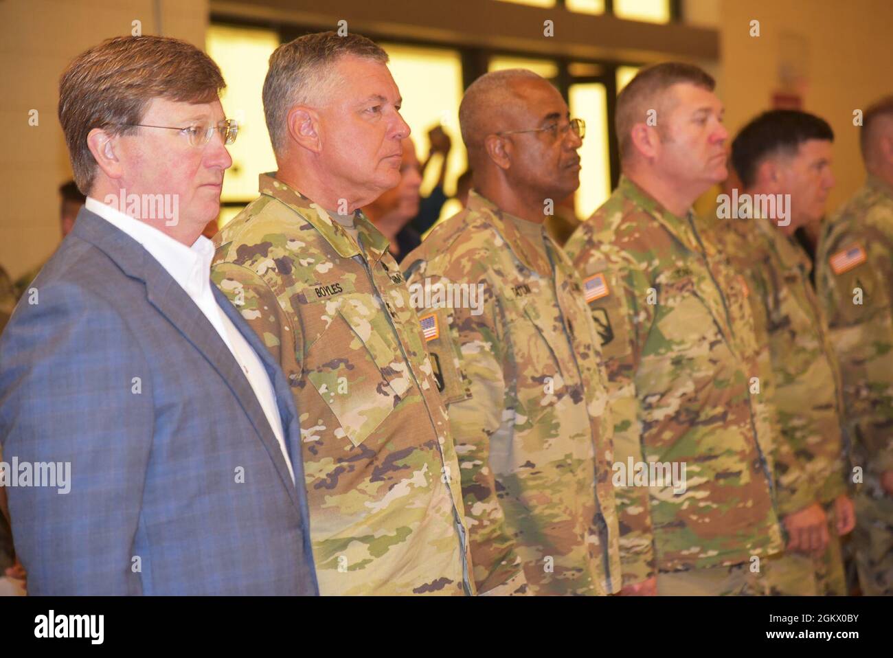 L’onorevole Gov. I Boyles, il generale aggiunto del Mississippi, e altri dirigenti senior della Guardia Nazionale del Mississippi, si sono impegnati in una cerimonia di premiazione della missione End-of-COVID in onore del Dipartimento statale del Mississippi per gli operatori sanitari e i guardiani nazionali a Camp Shelby, Mississippi, 14 luglio 2021. Foto Stock