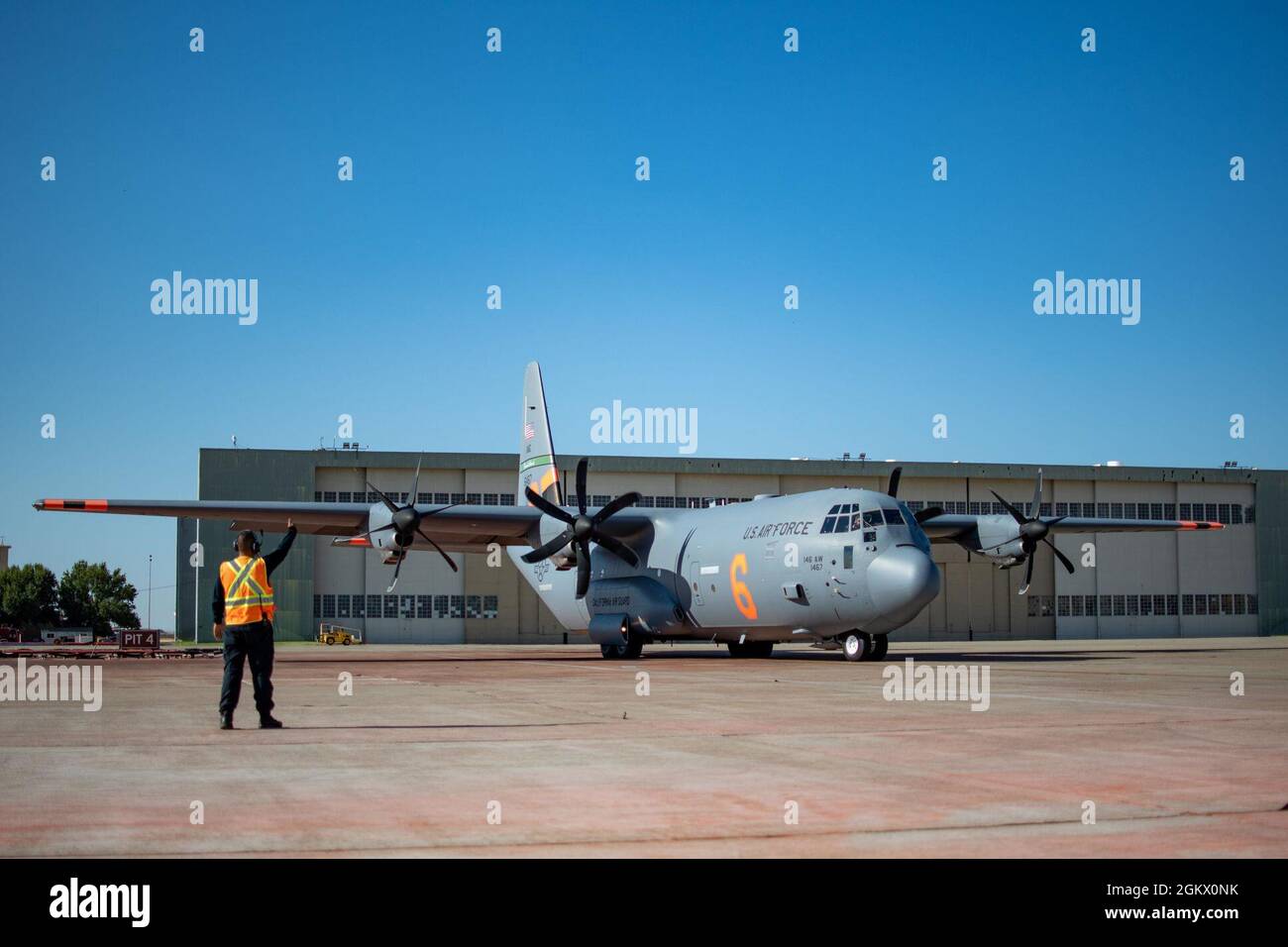 Un dipendente del FUOCO di CAL lancia una guardia nazionale aerea della California C-130, fuori dalle Isole del canale 14 luglio 2021, dalla base di Tanker di aria del FUOCO di CAL, McClellan Park, Calif. L'aereo dotato di Air Force C-130 MAFFS, come richiesto dal National Interagency Fire Center e approvato dal Segretario della Difesa, offrono capacità di estinzione uniche. Foto Stock