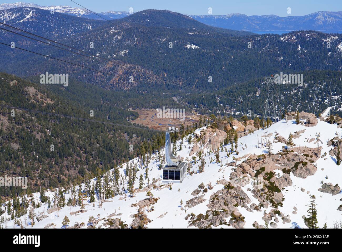 PALISADES TAHOE, CA -12 Apr 2021- Vista della cabinovia aerea che va al High Camp sopra Palisades Tahoe, una stazione sciistica in California sito del 196 Foto Stock