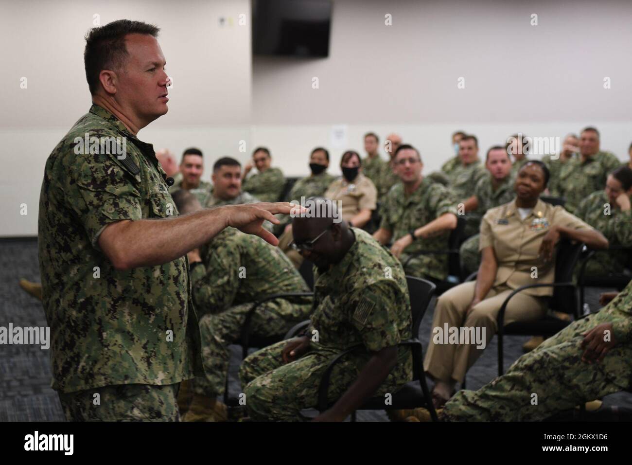 Il Master Chief Mass Communication Specialist Michael Lewis, Senior Enlisted Advisor presso il Chief of Information, parla al Simposio National Capital Region Mass Communication Specialist (MC) il 14 luglio 2021 presso la Defense Information School di Fort George G. Meade, MD. Il Simposio MC è stato un evento di due giorni incentrato sulla crescita professionale e sullo sviluppo del campo di comunicazione della Marina, che copre argomenti come la progressione della carriera, i processi di presentazione dei premi, la formazione continua, la documentazione più recente delle informazioni visive, i dettagli e il progresso. Foto Stock