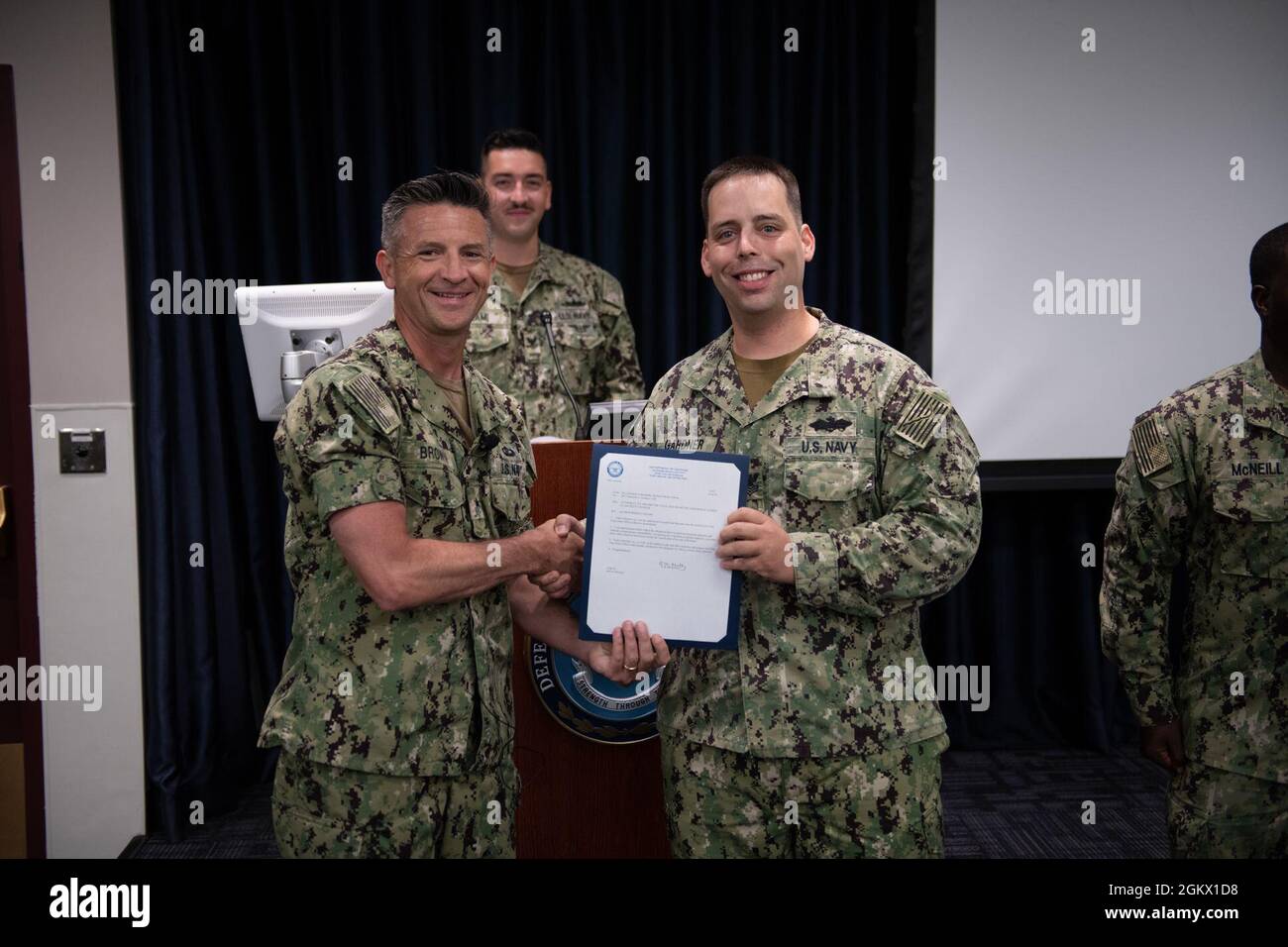 ADM posteriore. Charles W. Brown, Capo di informazioni della Marina (CHINFO) presenta lettere di frocking ai nuovi ufficiali di prima e seconda Classe Petty selezionati al Simposio di Specialista di comunicazione di massa della Regione capitale Nazionale (MC) 14 luglio 2021 alla Scuola di informazione di Difesa, Fort George G. Meade, MD. Il Simposio MC è stato un evento di due giorni incentrato sulla crescita professionale e sullo sviluppo del campo di comunicazione della Marina, che copre argomenti come la progressione della carriera, i processi di presentazione dei premi, la formazione continua, la documentazione più recente delle informazioni visive, i dettagli e il progresso. Foto Stock