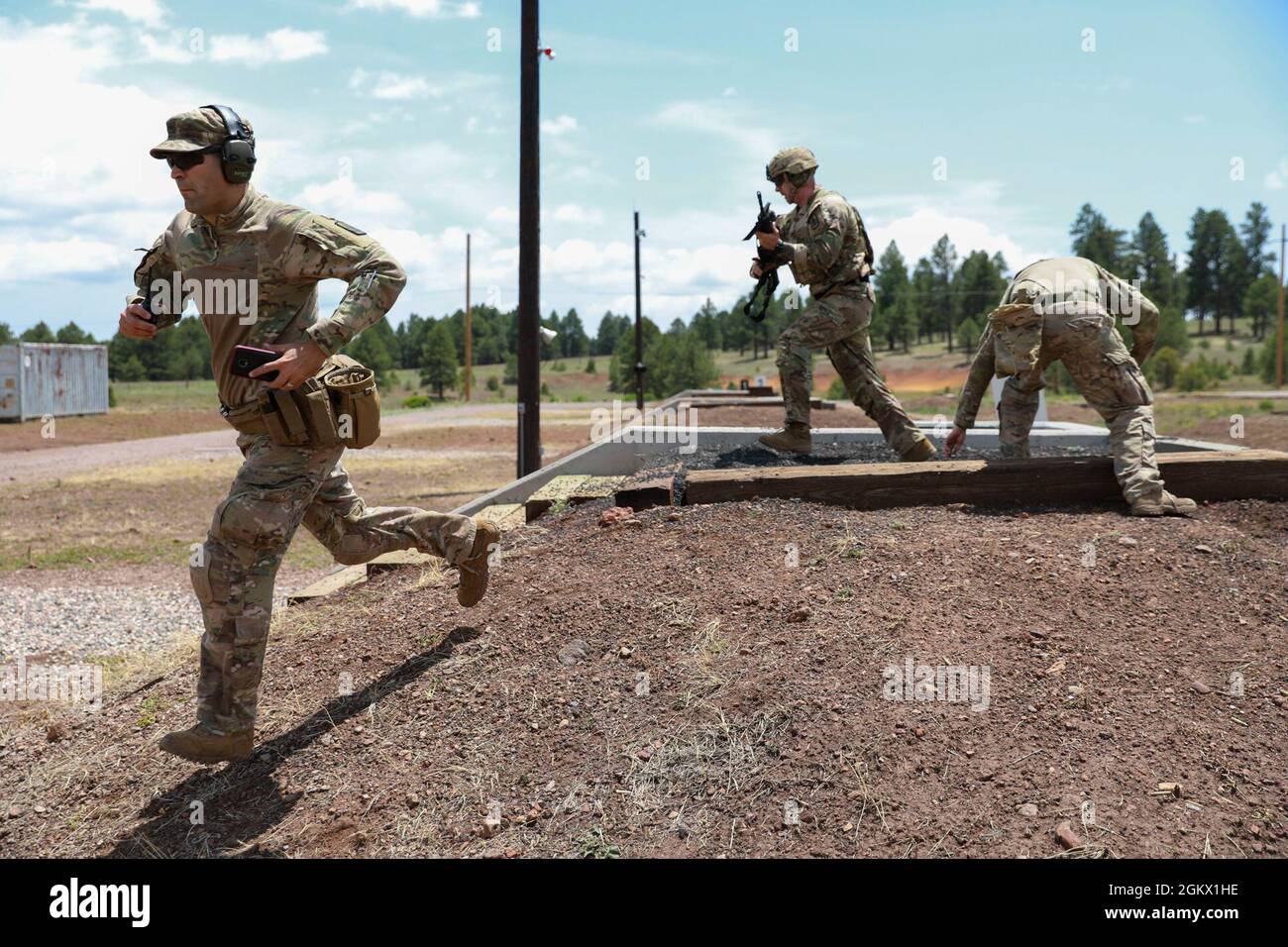 Arizona Army National Guard Soldiers with Charlie Company 1-158th Battaglione di fanteria conduce uno stress shoot a una serie come parte dell'unità di formazione annuale a Camp Navajo, Ariz., 14 luglio 2021. La Guardia Nazionale dell'Esercito dell'Arizona svolge un addestramento annuale per due settimane ogni anno per la preparazione delle unità. Foto Stock