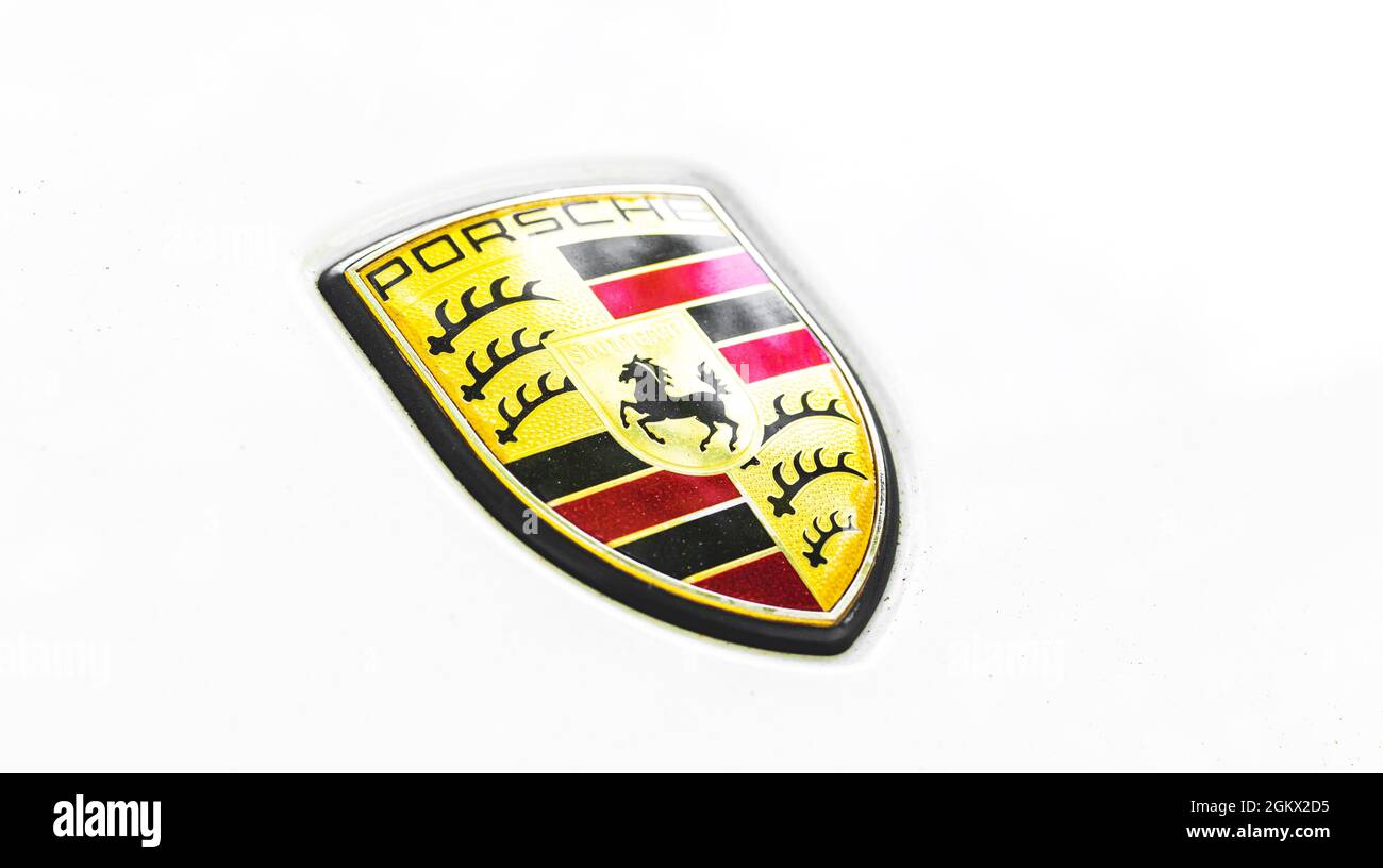 Kharkov, Ucraina - 13 settembre 2021: Logo del marchio Porsche su sfondo bianco, emblema, simbolo close-up Foto Stock