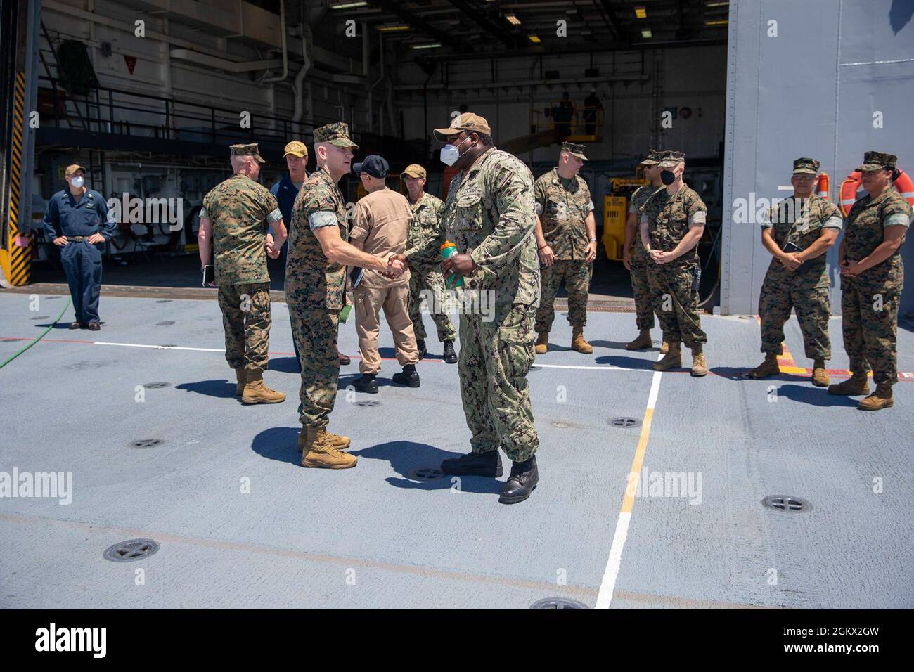 Il 19 ° Sergente maggiore del corpo Marino, Sgt. Maj. Troy E. Black, tours the USS Mesa Verde, Norfolk, va, 14 luglio 2021. Il Sergente maggiore del corpo Marino ha ricevuto un tour della nave dalla squadra di navi Marine. Il team Marine Ship costruisce l'integrazione tra il corpo Marino e la Marina per facilitare le operazioni in corso. Foto Stock