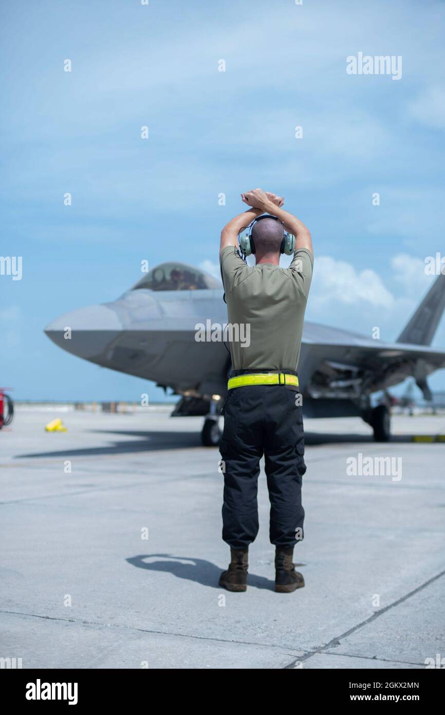 U.S. Air Force Airman 1st Class Jacob Ritchie, 325th Aircraft Maintenance Squadron F-22 Raptor Crew Chief, marshalls a Pilot in place at Naval Air Station Key West, Florida, 14 luglio 2021. La 325a ala dei combattimenti ha mobilitato oltre 250 persone a Key West a sostegno del cappone della F-22 Formal Training Unit, focalizzato sulla dissimile formazione di combattimento aereo. Foto Stock