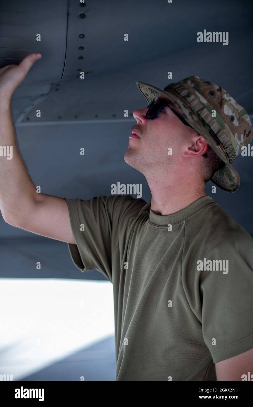 U.S. Air Force Airman 1st Class Jacob Ritchie, 325th Aircraft Maintenance Squadron F-22 Raptor Crew Chief, ispeziona la parte inferiore di un F-22 alla Naval Air Station Key West, Florida, 14 luglio 2021. Dopo ogni volo, il capo dell'equipaggio incaricato ispezionerà ogni baia di armi, vano ruota e pannello per verificare la sicurezza e la capacità di ogni getto. Foto Stock