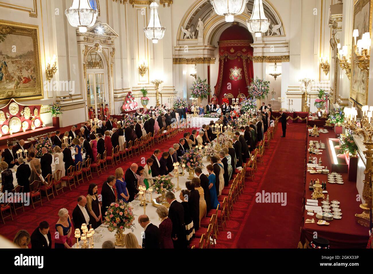 Il presidente Barack Obama e la prima signora Michelle Obama partecipano a un banchetto di Stato ospitato dalla regina Elisabetta II a Buckingham Palace a Londra, Inghilterra, 24 maggio 2011. (Foto ufficiale della Casa Bianca di Lawrence Jackson) questa fotografia ufficiale della Casa Bianca è resa disponibile solo per la pubblicazione da parte delle organizzazioni di notizie e/o per uso personale per la stampa da parte del soggetto(i) della fotografia. La fotografia non può essere manipolata in alcun modo e non può essere utilizzata in materiali commerciali o politici, pubblicità, e-mail, prodotti, promozioni che in alcun modo suggeriscono l'approvazione o l'approvazione del presidente Foto Stock