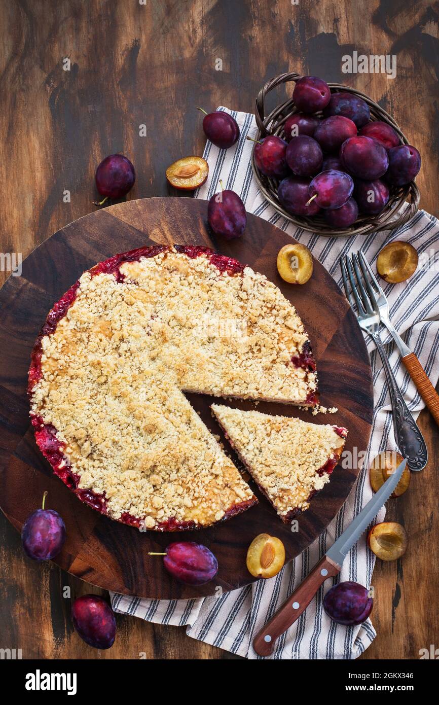 Torta crumble di prugne fatta in casa, vista dall'alto Foto Stock