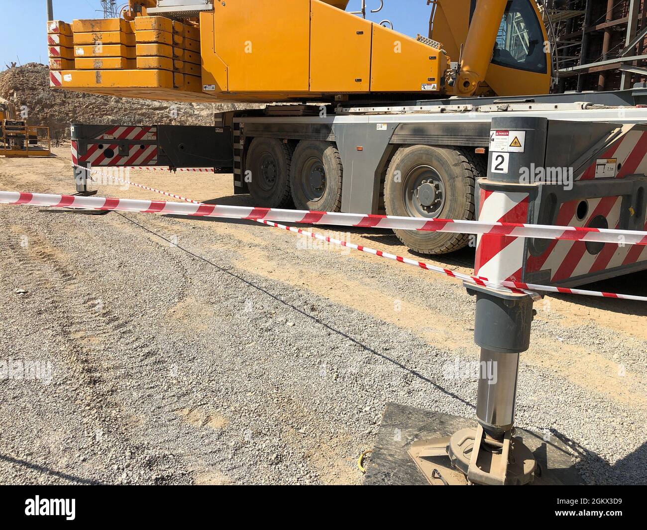 Gru mobile pesante in cantiere Foto Stock