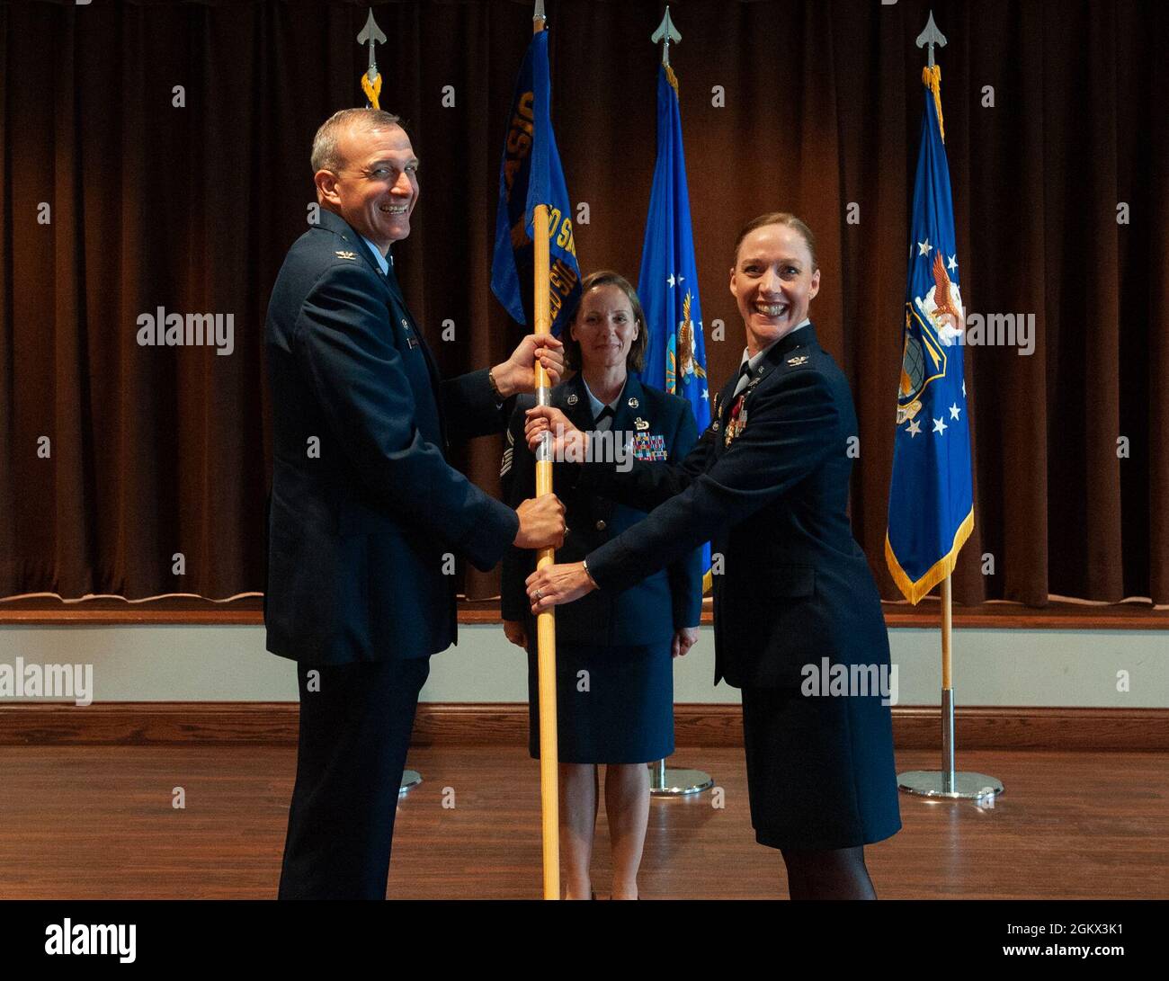 Mary-Kathryn Haddad, il National Air and Space Intelligence Center, Wright-Patterson Air Force base, Ohio, 15 luglio 2021, rilegge il comando del Geospatial and Signatures Intelligence Group. La missione di Geospatial and Signatures Intelligence Group è creare intelligence geospaziale e delle firme e innovare funzionalità avanzate per caratterizzare oggetti, attività ed eventi per offrire vantaggi decisionali per l'Air Force e la Nazione. Foto Stock