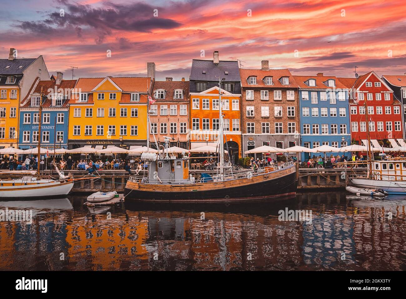 Famoso molo di Nyhavn con edifici colorati e barche a Copenhagen, Danimarca. Foto Stock