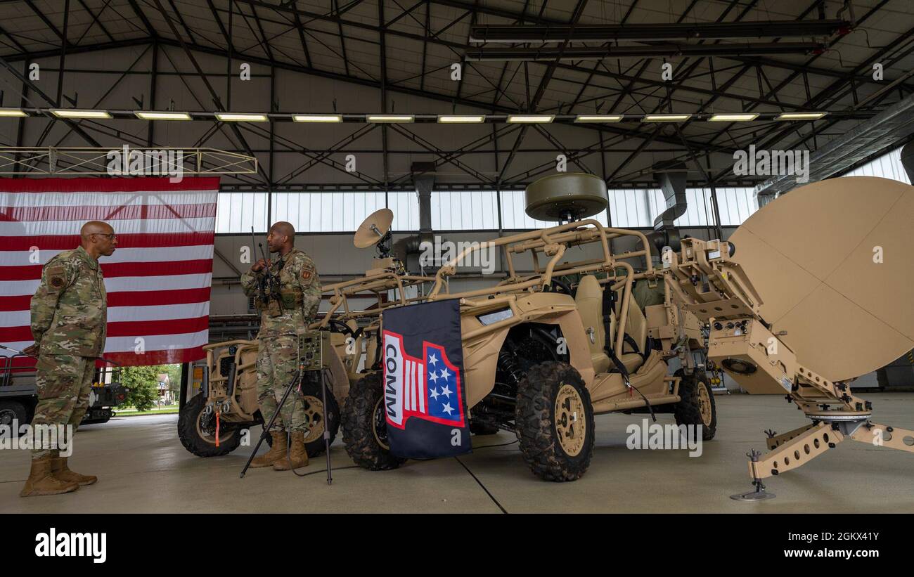 Capo dello staff dell'Air Force Gen. CQ Brown, Jr., parla con lo staff Sgt. Sean Scott, primo ufficiale di sicurezza della zona di atterraggio di Combat Communications Squadron, in una mostra di capacità durante la sua visita alla base aerea di Ramstein, Germania, 15 luglio 2021. Brown ha preso il tempo di incontrare Airmen e di dare un'occhiata di prima mano alle capacità uniche di Ramstein dopo aver trasmesso un messaggio di difesa collettiva e airpower ad alleati e partner in occasione del Capo inaugurale della Global Air Chiefs Conference dello staff Air. Foto Stock