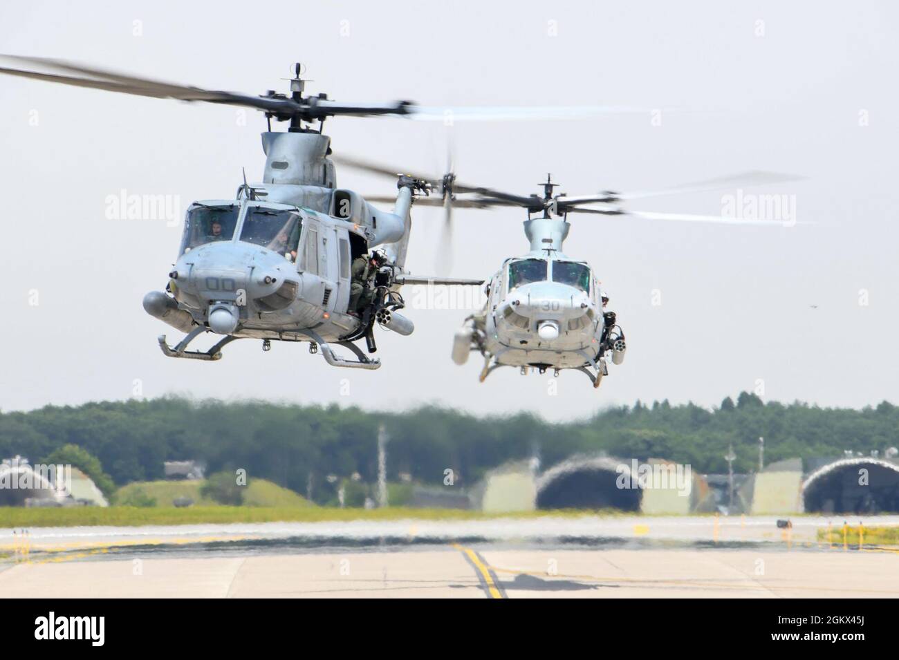 210715-N-GR586-1348 MISAWA, Giappone (15 luglio 2021) – due veli UH-1Y, assegnati ai “Vipers” di Marine Light Attack Helicopter Squadron (HMLA) 169, si preparano ad atterrare presso la Naval Air Facility (NAF) Misawa. HMLA-169 è al NAF Misawa per condurre gli esercizi di addestramento del rotore di inclinazione/ala rotante (TR-RW) e ridurre l'impatto dell'attività di addestramento su Okinawa. Foto Stock