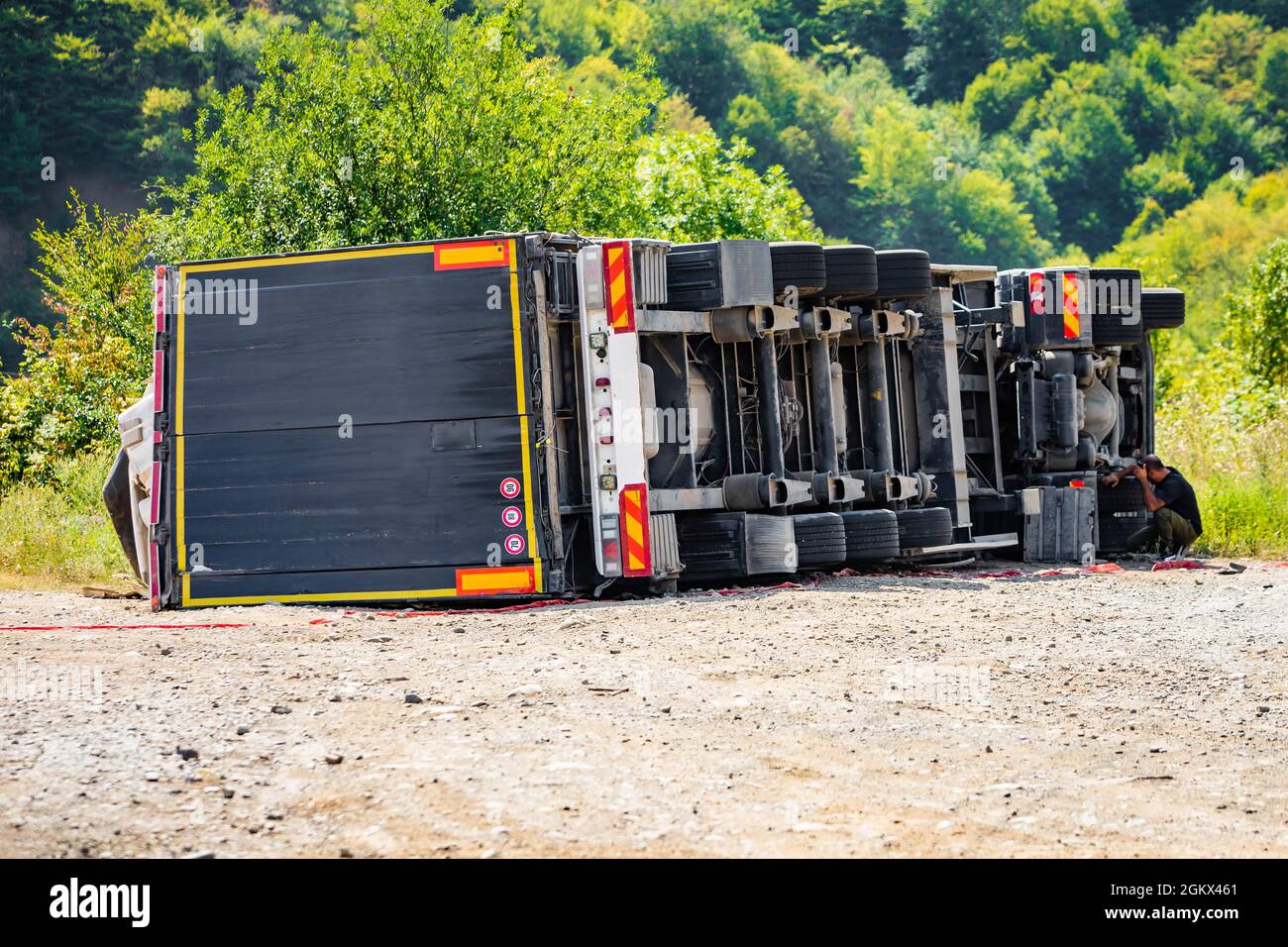 Il cargo di grandi dimensioni è stato ribaltato in caso di incidente stradale di giorno Foto Stock