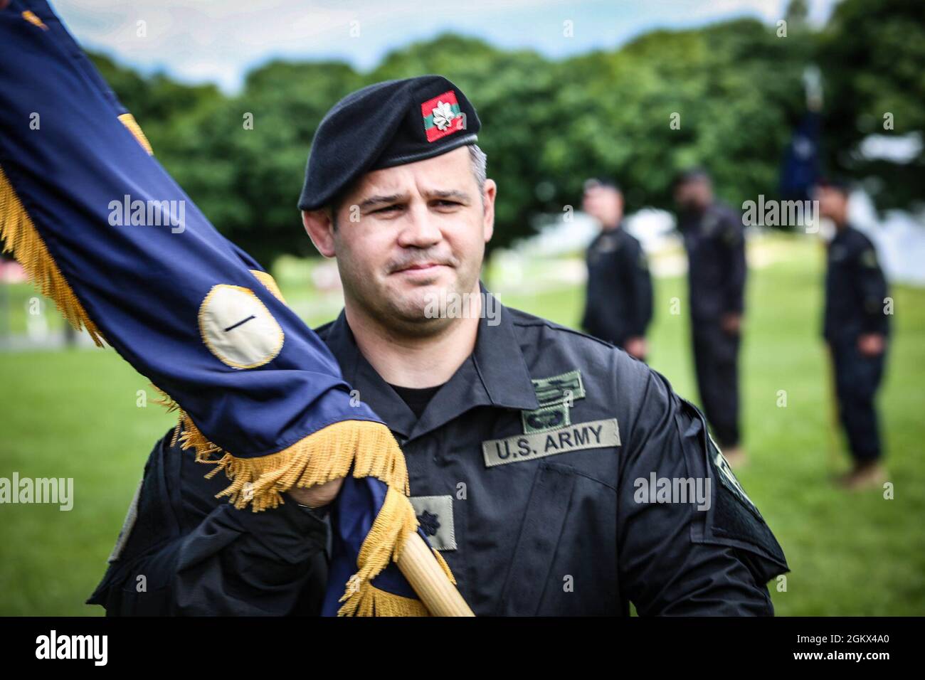 Joshua Wiles, il Reggimento di fanteria del 1-4 nel prossimo Battaglione, tiene in mano la guida di battaglione durante una cerimonia del Cambio di comando ad Hohenfels, Germania, il prossimo luglio. 16, 2021. Foto Stock