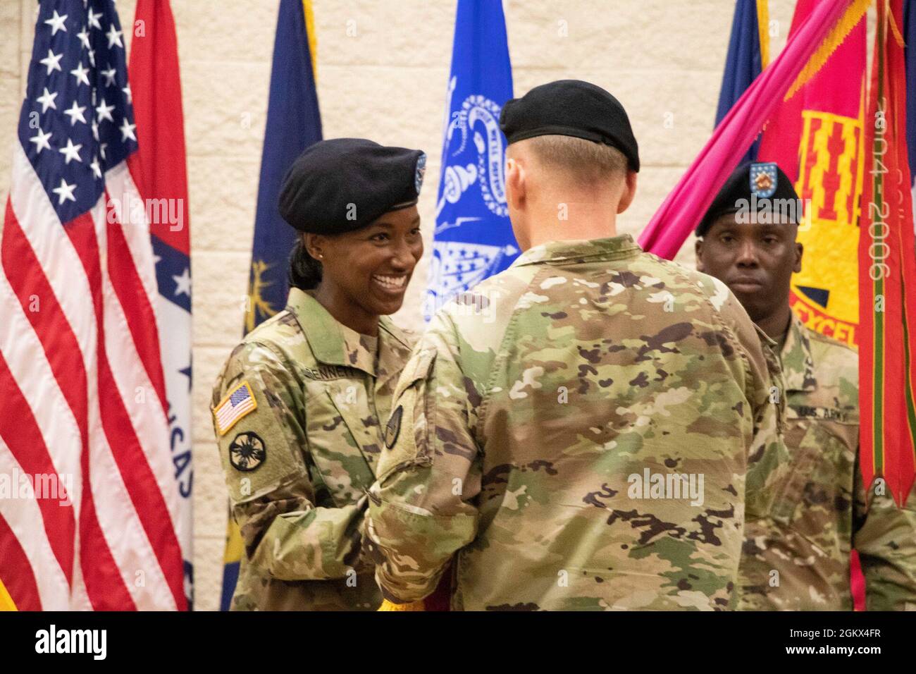 Il Colon. Shari Bennett accetta i colori dell'Arsenale di Rock Island – Joint Manufacturing and Technology Center, che indicano l'accettazione del comando durante la cerimonia del cambio di comando, il 15 luglio presso l'Arsenale di Rock Island, Bennett serve come 51esimo comandante dell'unità così come la prima donna e primo ufficiale nero a comandare l'unità. Foto Stock