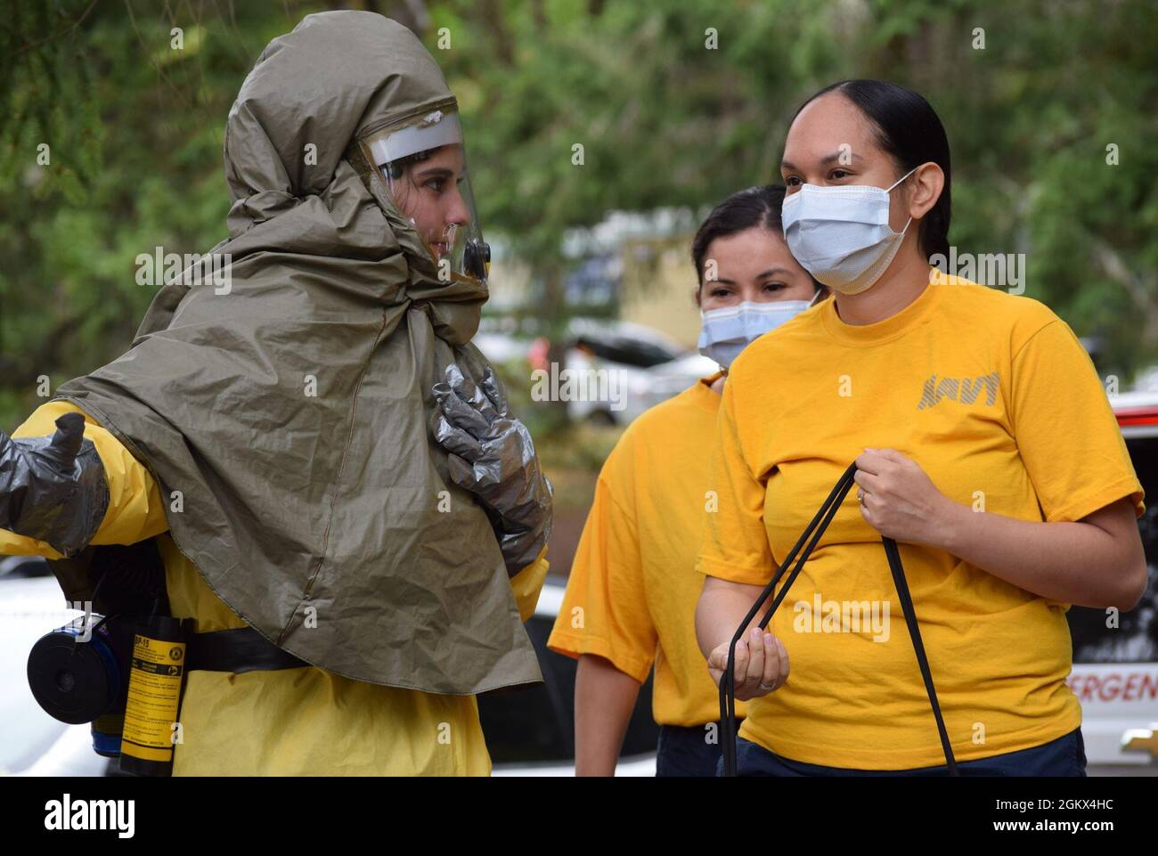 Direction to DECON…Navy Medicine Readiness and Training Command Bremerton Decontamination (DECON) membri del team hanno assistito vittime di mock potenzialmente esposte a agenti chimici, biologici, radiologici, nucleari e/o ad alto esplosivo durante l'operazione Black Wind, un esercizio annuale di risposta al terremoto che si è tenuto il 15 luglio 2021, valutare come affrontare un tremore e i possibili pericoli, le potenziali vittime e le probabili scosse di assestamento Foto Stock