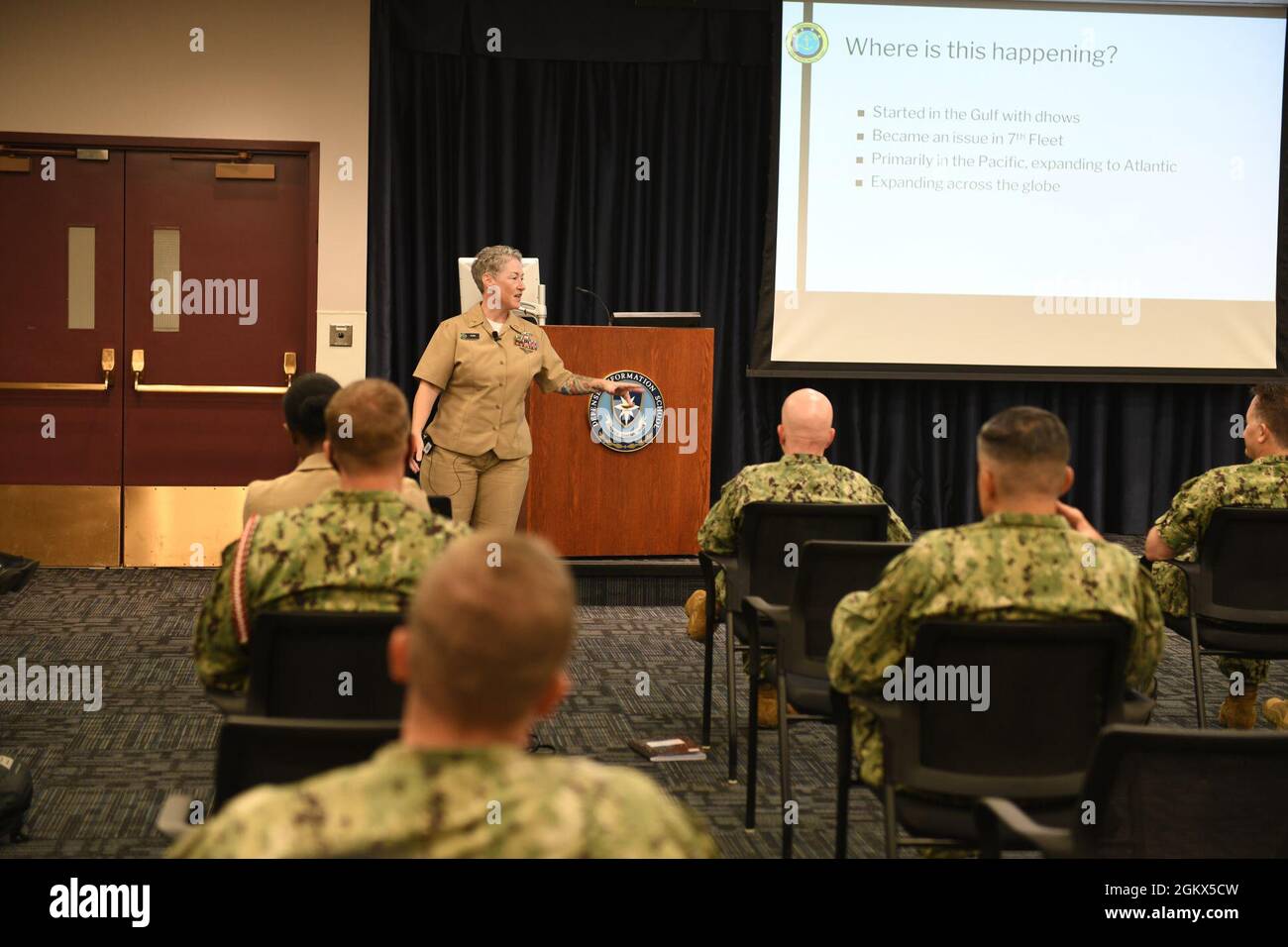 Master Chief Mass Communication Specialist Misty Flynn parla al Simposio National Capital Region Mass Communication Specialist (MC) 15 luglio 2021 presso la Defense Information School di Fort George G. Meade, MD. Il Simposio MC è stato un evento di due giorni incentrato sulla crescita professionale e sullo sviluppo del campo di comunicazione della Marina, che copre argomenti come la progressione della carriera, i processi di presentazione dei premi, la formazione continua, la documentazione più recente delle informazioni visive, i dettagli e il progresso. Foto Stock