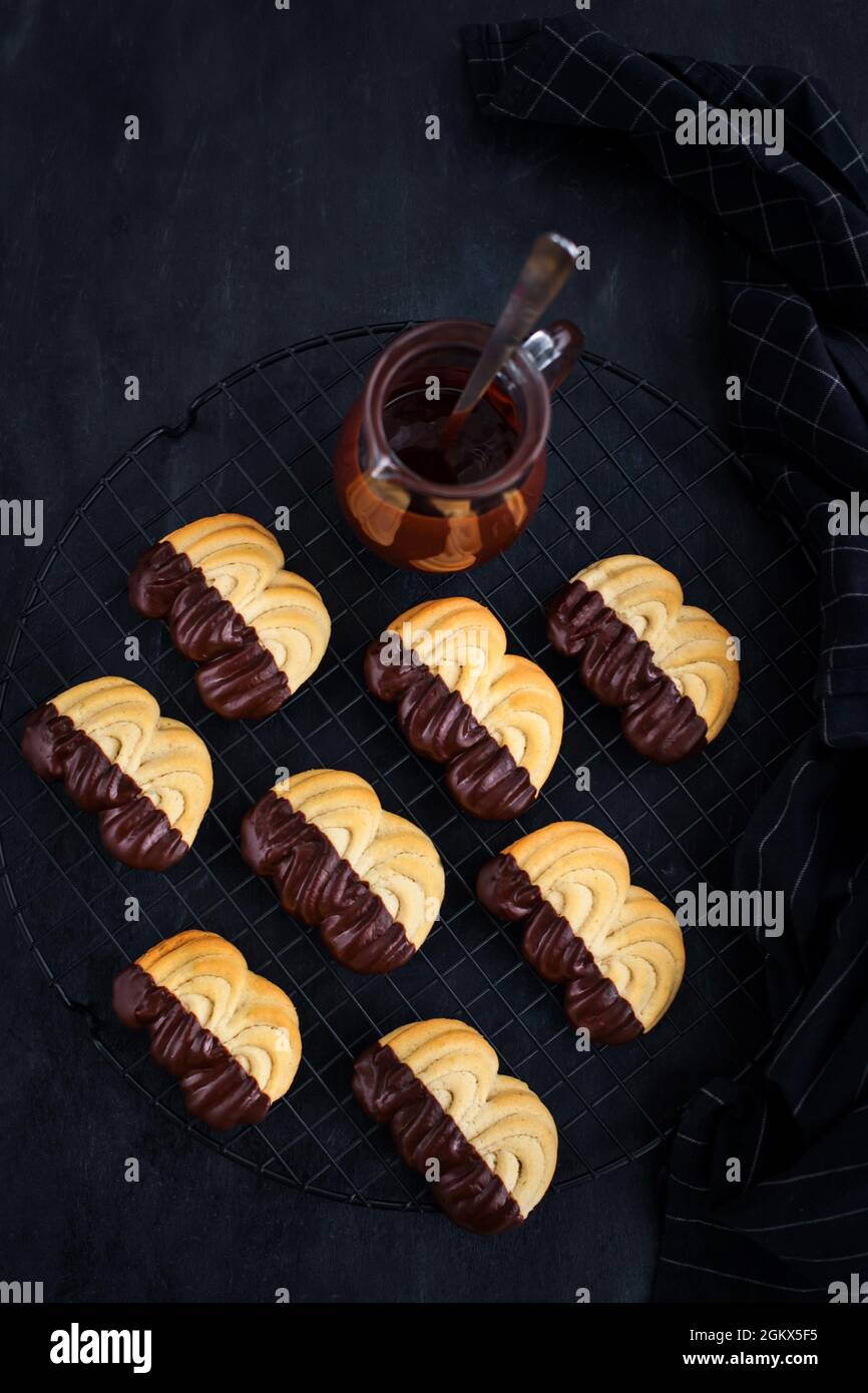 Biscotti fatti in casa con shortbread ricoperta di cioccolato su sfondo scuro Foto Stock