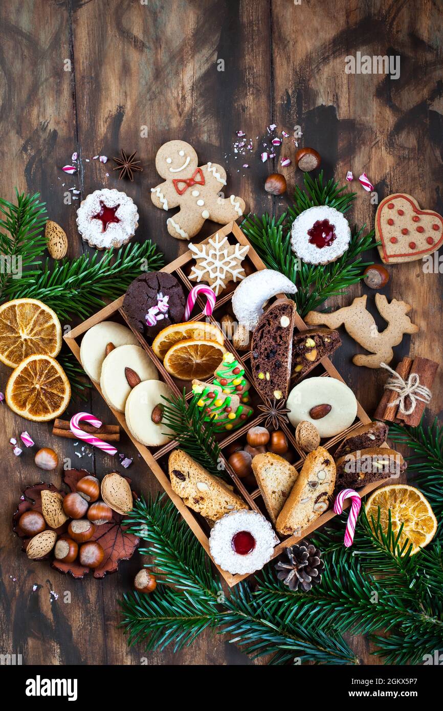 Dolci biscotti di Natale in scatola di legno su tavola rustica Foto Stock