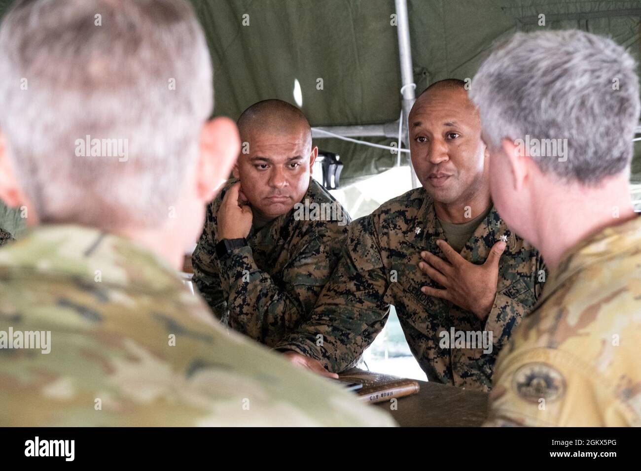 I Marines USA con Battaglione 3d, 12 Marines, divisione Marina 3d, prendono parte a uno scambio di materia con i leader chiave della forza di Difesa Australiana e dell'Esercito degli Stati Uniti durante Talisman Saber 21 alla Shoalwater Bay Training Area, Queensland, Australia, 15 luglio 2021. Questa è la nona iterazione di Talisman Sabre, un'esercitazione militare bilaterale su larga scala tra l'Australia e gli Stati Uniti che coinvolge più di 17,000 partecipanti da sette nazioni. L'esercitazione multidominio di un mese consiste in una serie di eventi formativi che rafforzano la forte alleanza USA/Australia e dimostrano gli Stati Uniti Foto Stock