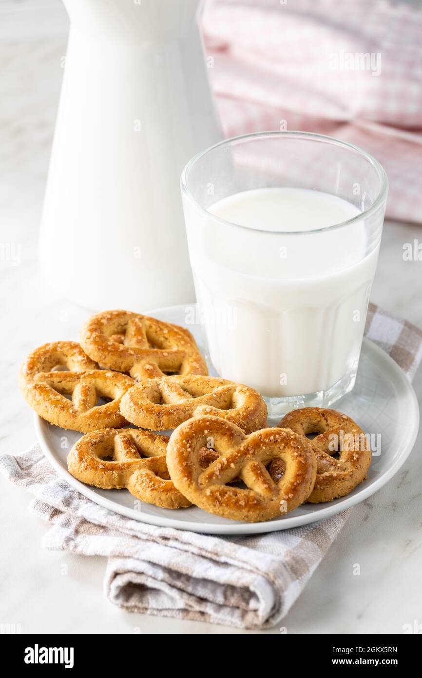 Biscotti dolci a forma di pretzel sul piatto. Foto Stock