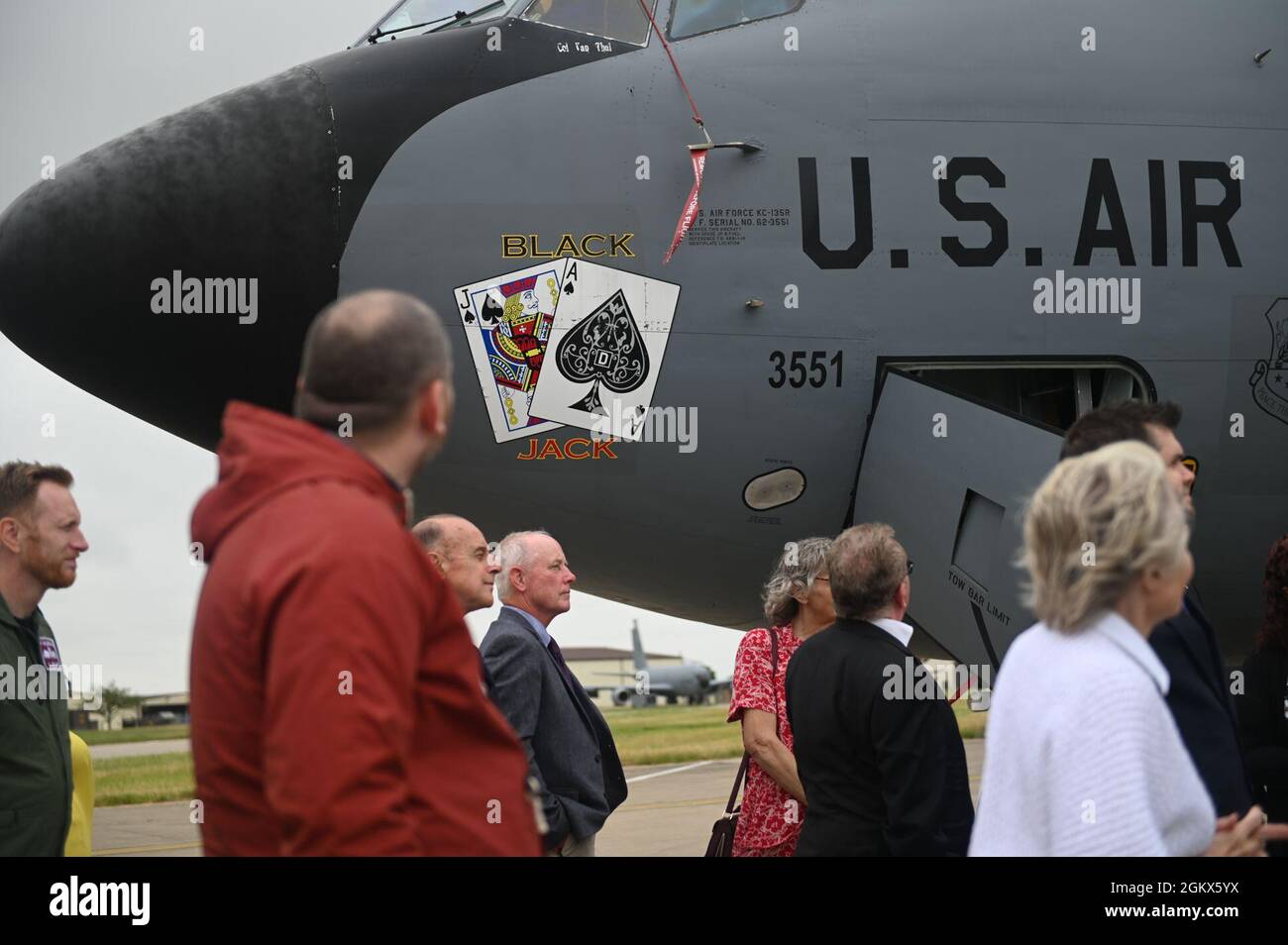 Un membro del British American Committee guarda l'arte del naso di un aereo KC-135 Stratotanker alla Royal Air Force Mildenhall, Inghilterra, 15 luglio 2021. Il BAC ha fatto un giro intorno a RAF Mildenhall per comprendere meglio la missione di base e il modo in cui ha influito sul Regno Unito. Foto Stock