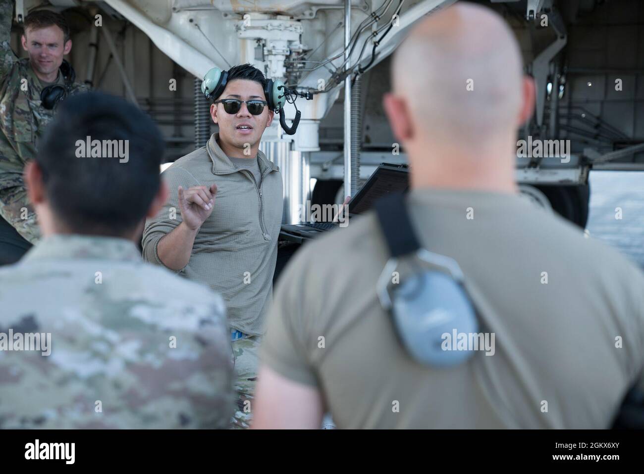 U.S. Air Force Tech. SGT. Adrian Saetern, il 515° istruttore del corso di formazione regionale della Joint base Pearl Harbor-Hickam, Hawaii, allena i manutentori di tutto il Pacifico sulle procedure di manutenzione di un velivolo C-5M Super Galaxy alla Joint base Elmendorf-Richardson, Alaska, 15 luglio 2021. Gli aerei hanno imparato a sollevare l'aereo dal suolo per eseguire la manutenzione sugli ingranaggi di atterraggio. Foto Stock