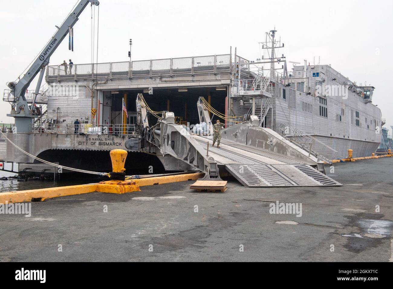 MANILA, FILIPPINE (14 luglio 2021) - il trasporto rapido spearhead-class USNS City di Bismarck (T-EPF-9) siede in prima linea dopo la consegna di personale e forniture per il Pacific Partnership 21. La città di Bismarck funge da piattaforma di missione per il Pacific Partnership 21. Pacific Partnership, ora nella sua sedicesima iterazione, riunisce le nazioni per prepararsi durante i periodi di calma a rispondere efficacemente in tempi di crisi. Ogni anno, il team di missione lavora insieme con i paesi ospitanti e partner per migliorare l'interoperabilità regionale e le capacità di risposta ai disastri, aumentare la sicurezza e le Foto Stock