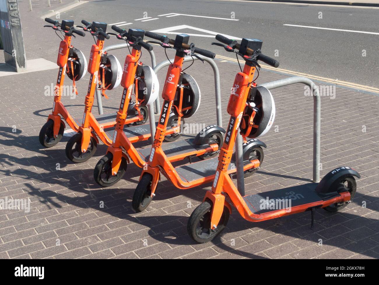 Una serie di scooter elettrici neuroni, visti a Roker a Sunderland, Inghilterra, Regno Unito Foto Stock