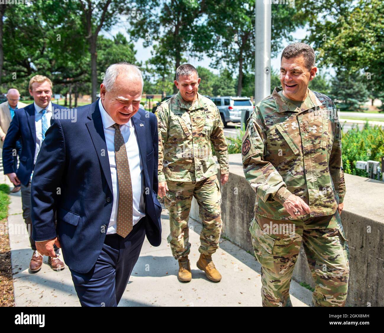 Michael A. Loh, a destra, direttore della Guardia Nazionale aerea, cammina con il governatore del Minnesota Tim Walz, a sinistra, e altri leader senior con la 133a Ala Airlift e la Guardia Nazionale del Minnesota a St. Paul, Minnesota, 16 luglio 2021. La visita di Loh si è concentrata sull’incontro con Airmen e sui ringraziamenti per i loro contributi a molteplici operazioni nazionali nel corso dell’ultimo anno, che includevano COVID-19 e risposta ai disordini civili. Foto Stock