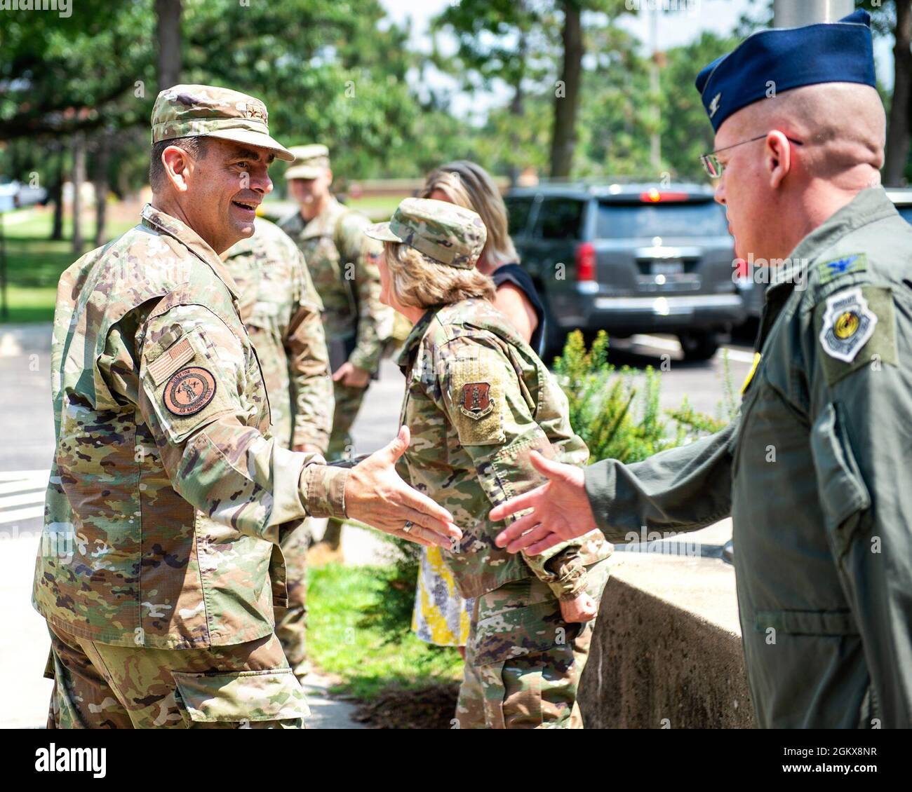 Michael A. Loh, a sinistra, direttore, Air National Guard, è accolto dal Colon. James D. Cleet, comandante, 133rd Airlift Wing, Minnesota National Guard a St. Paul, Minnesota, 16 luglio 2021. La visita di Loh si è concentrata sull’incontro con Airmen e sui ringraziamenti per i loro contributi a molteplici operazioni nazionali nel corso dell’ultimo anno, che includevano COVID-19 e risposta ai disordini civili. Foto Stock