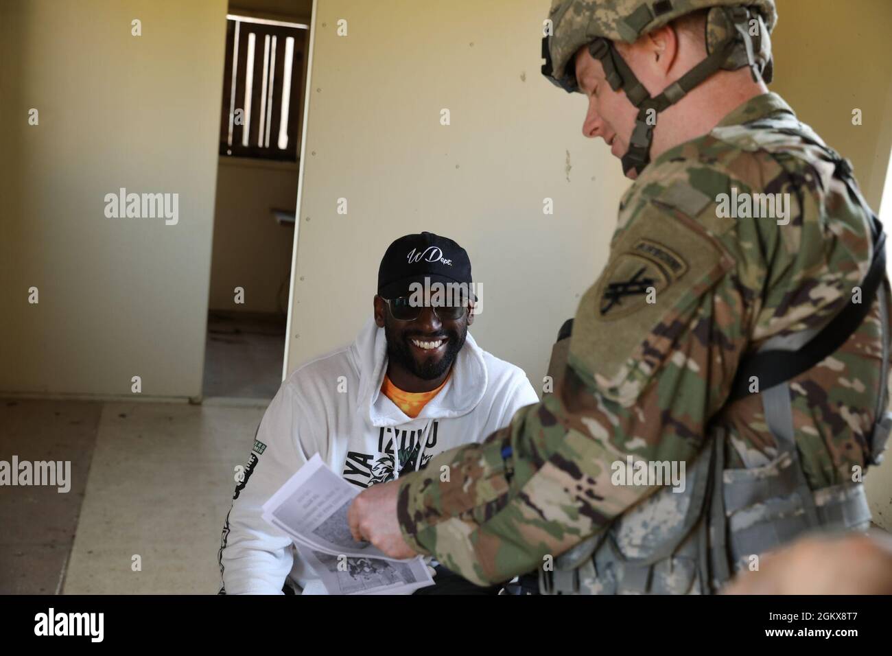 Personale Sgt. Joseph Boulard, uno specialista di operazioni psicologiche presso la 393a Psychological Operations Company, conduce una formazione basata su scenari con il suo team a Fort McCoy, Wis., 16 luglio 2021. Foto Stock